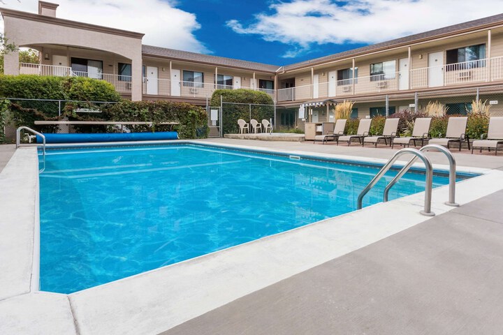 Pool 4 of 43