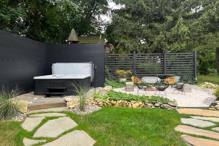 Ode to the 70's creative private home with pool