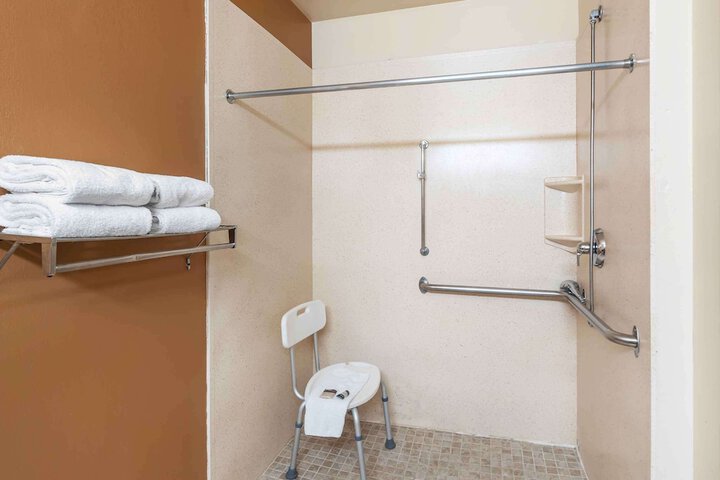 Room 17 of 38