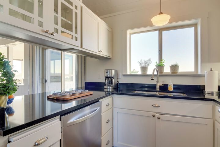 Scenic Bandon Vacation Rental w / Beach Access!