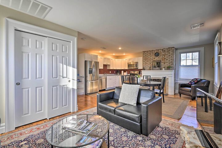 Bright Apartment - 1 / 2 Mi to Greenport Harbor!
