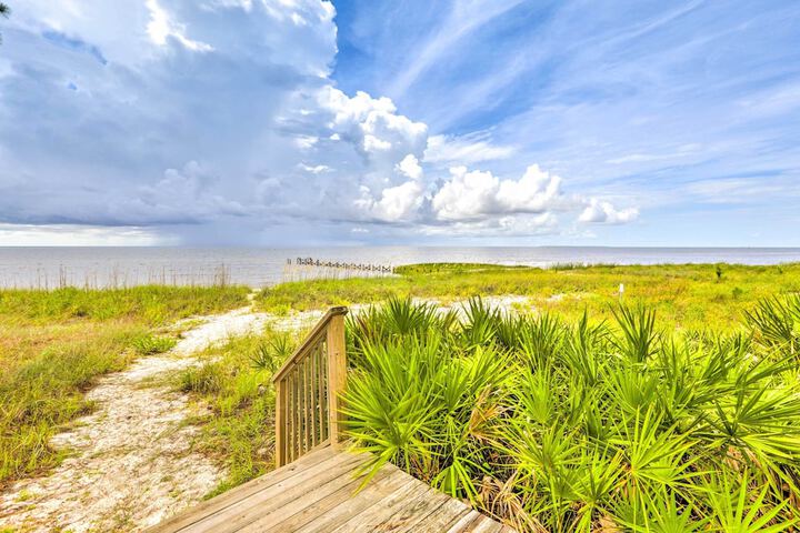 Beach & Pool Access: Peaceful St. Teresa House