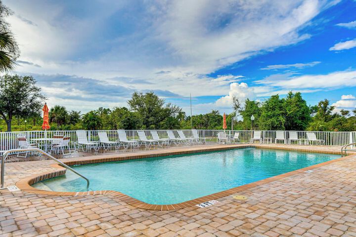 8 Mi to Beach w / Pool Access: Englewood Condo!