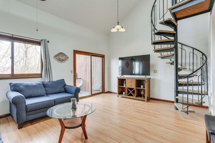Vernon Township Condo w / Balcony Near Ski Lifts!