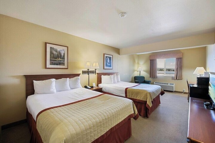 Pinedale Hotel & Suites