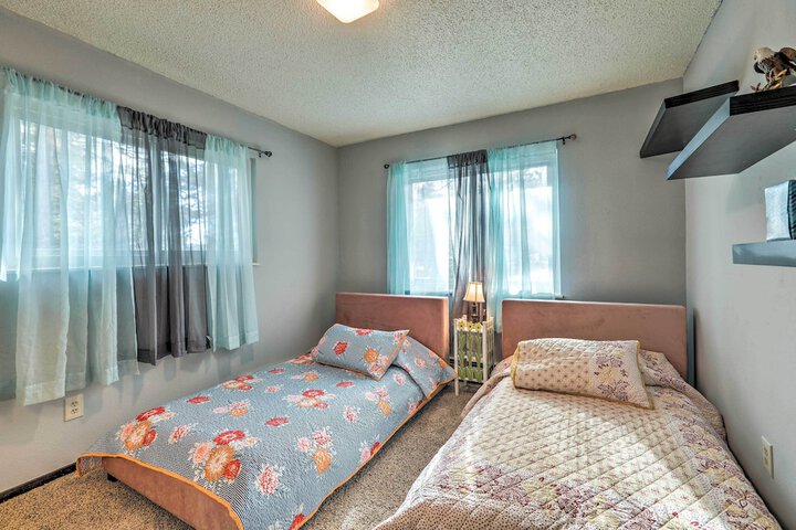 Scenic Woodland Park Cottage w / Deck + Grill!