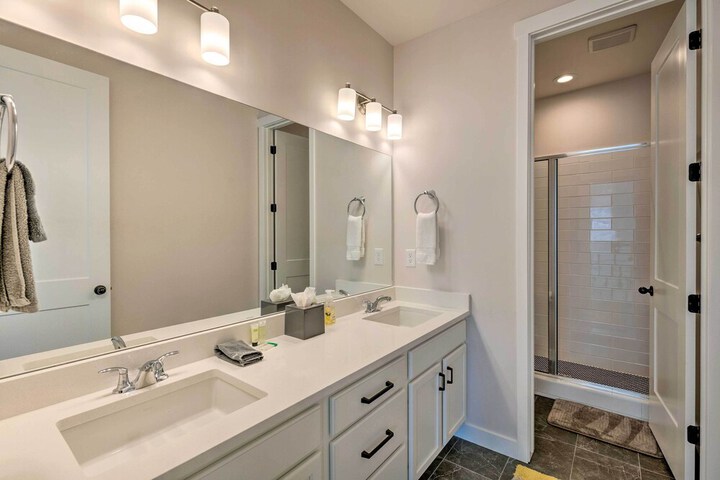 Inviting Hideout Townhome w / Balcony & Lake Views!