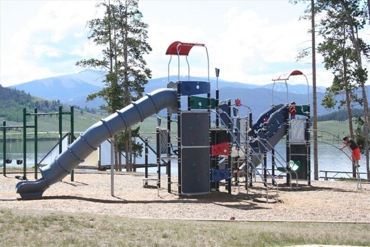 Lakefront Dillon Condo w / Pool Access: Near Skiing