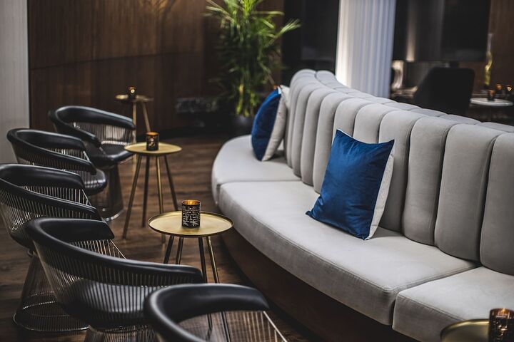 Lounge 74 of 82