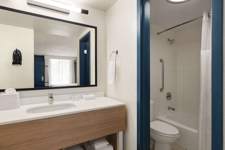 Room 10 of 20
