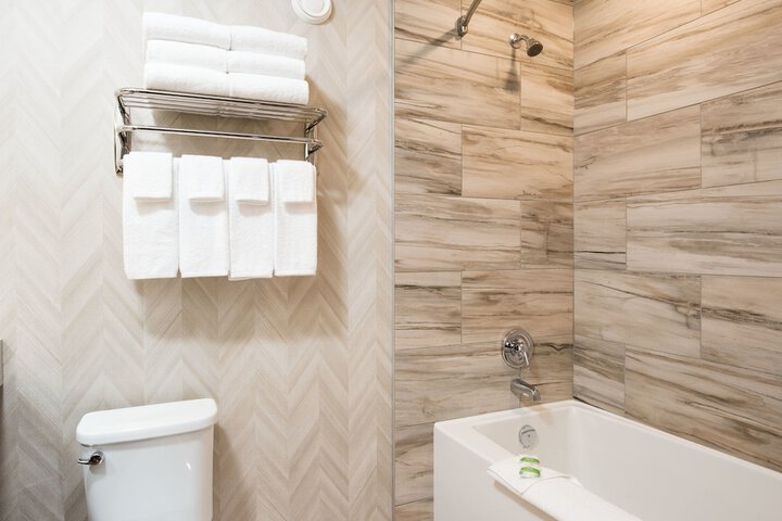 Pomeroy Inn & Suites Prince George