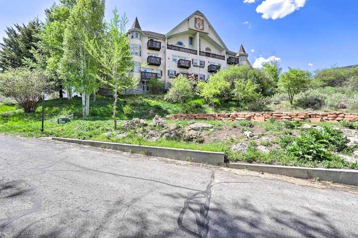 Peaceful Midway Studio w / Mountain + Golf Views!