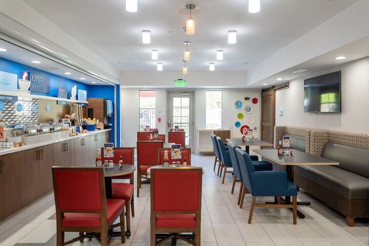Holiday Inn Express & Suites Lake Forest by IHG