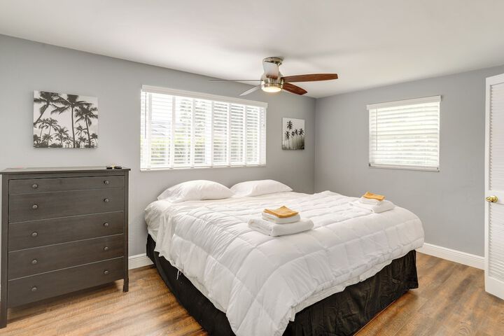 Bright Pinellas Park Getaway w / Private Pool!