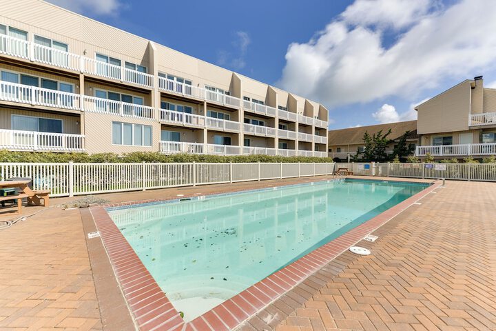 Brigantine Condo w / Beach Access & Pool Views