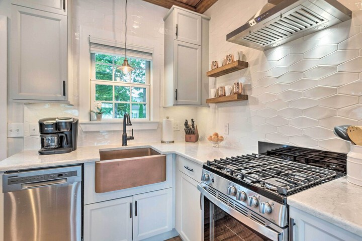Charming Bristol Cottage w / Private Beach!