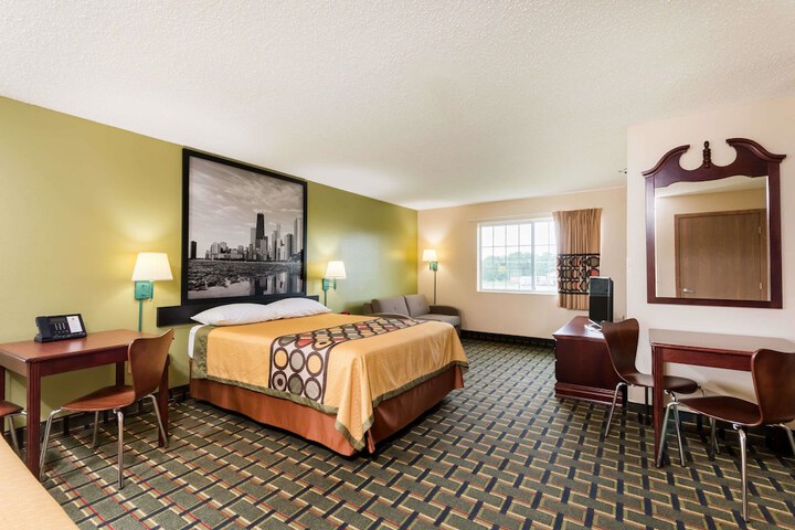 Room 5 of 16