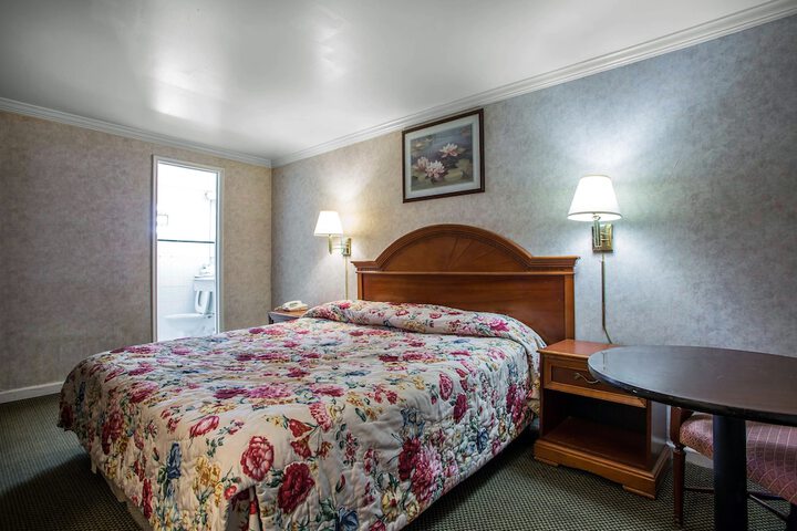 Room 3 of 10
