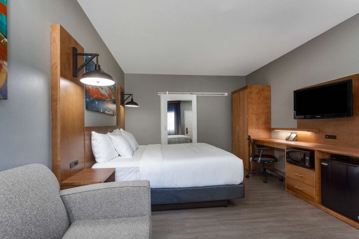 Room 21 of 38