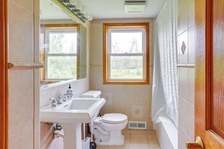 Pet-friendly New Berlin Retreat w / Patio & Yard!