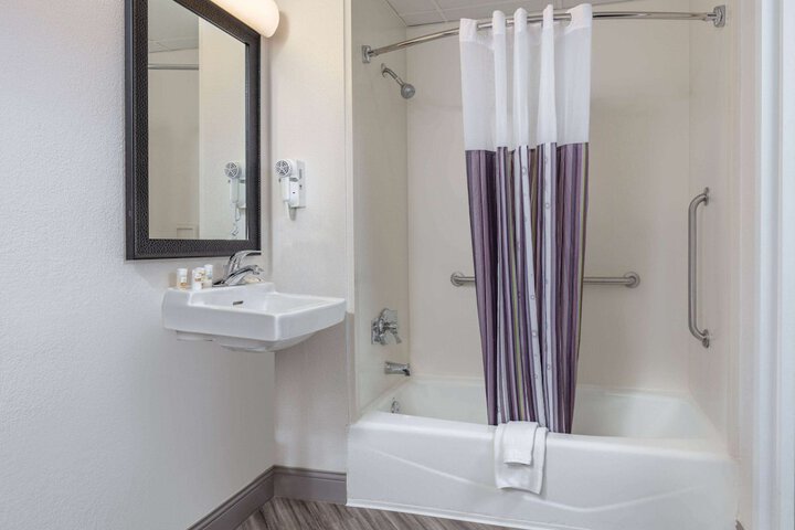 La Quinta Inn & Suites by Wyndham Clifton / Rutherford