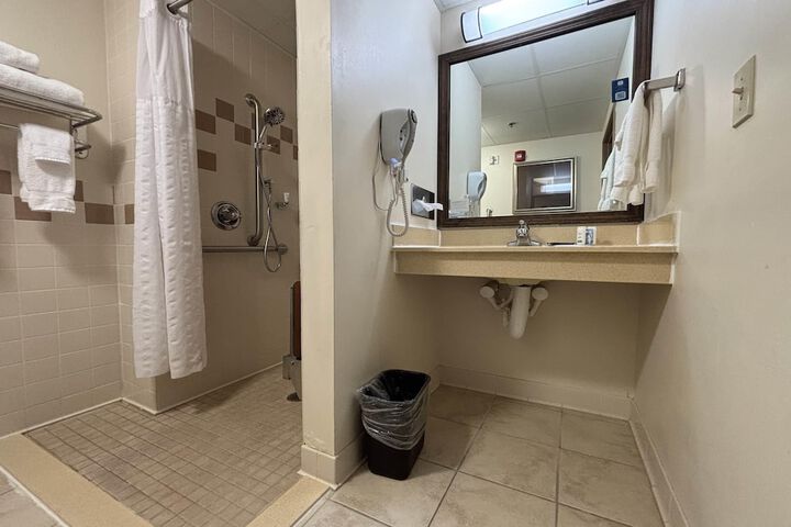 AmericInn by Wyndham Monmouth