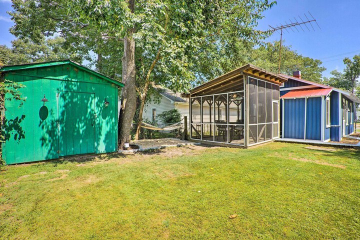 Chic Cottage w / Private Yard: Steps to Beach!
