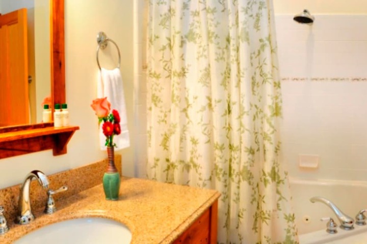 Bent Creek Lodge Bed & Breakfast