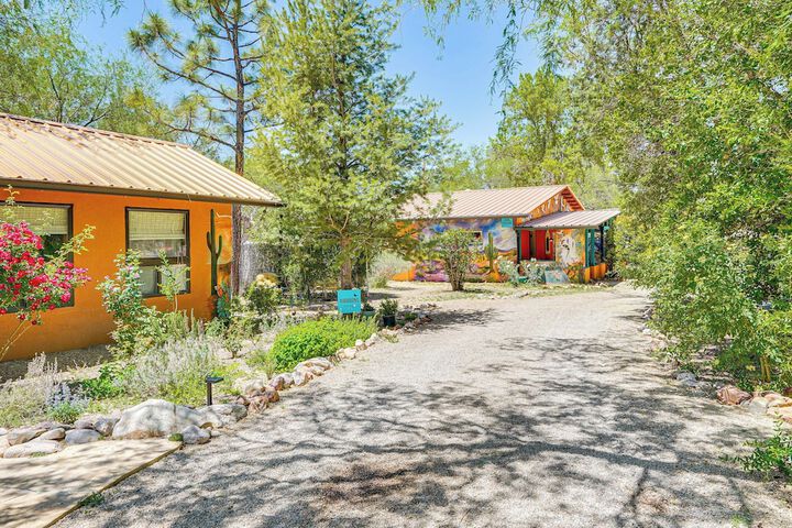 Casa Paloma Studio: Artsy & Airy w / Hot Tub Access
