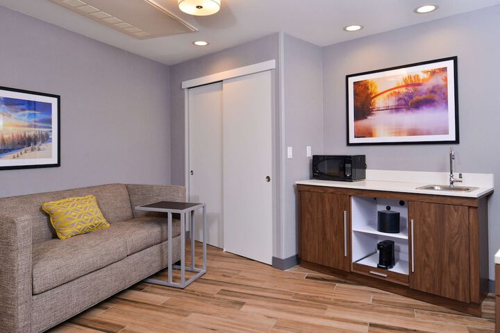 Lounge 104 of 114