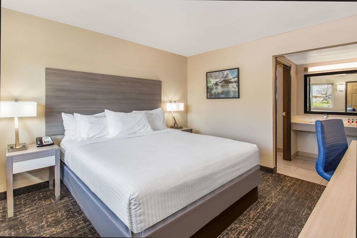 Room 4 of 16
