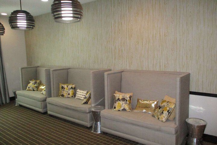 Lounge 27 of 31