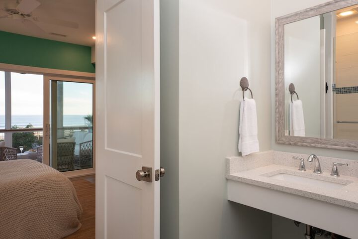 Oceans Eye by Avantstay Beach Front Home w / Roof Top Pool & Putting Green!