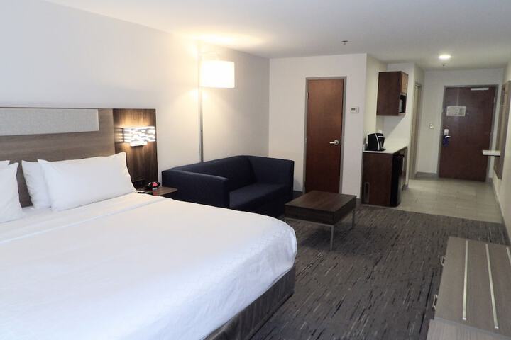 Holiday Inn Express & Suites Huntsville Airport by IHG