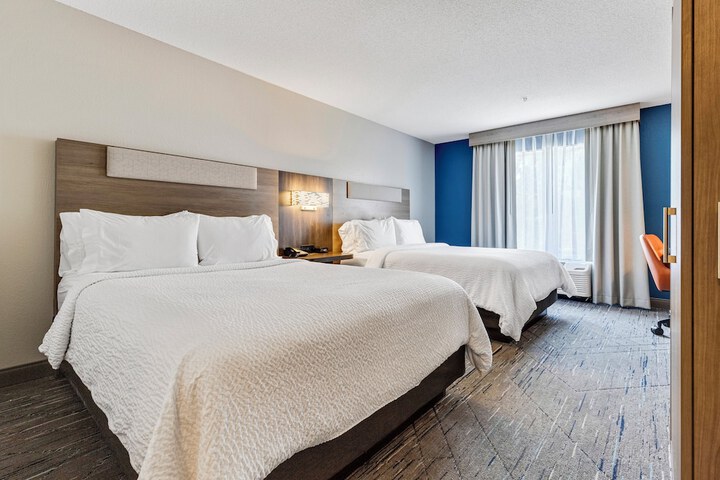 Holiday Inn Express & Suites Starkville by IHG