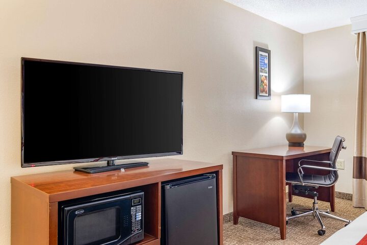 Comfort Inn & Suites Macon North I-75