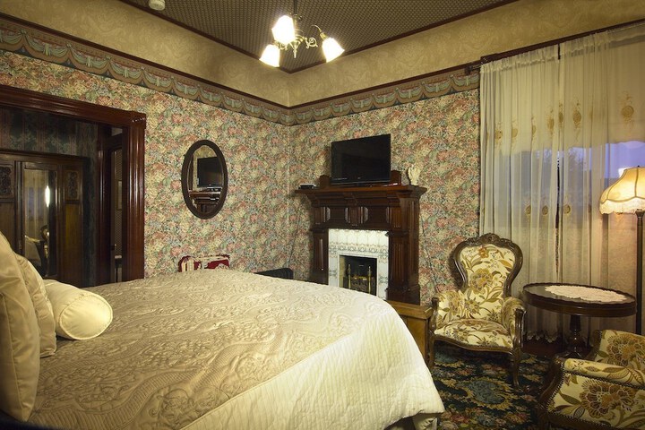 Gingerbread Mansion Inn
