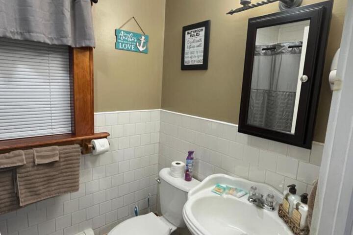 Just Like Being at Home- Newly Renovated Unit