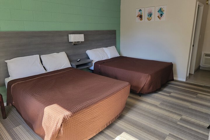 Room 4 of 8