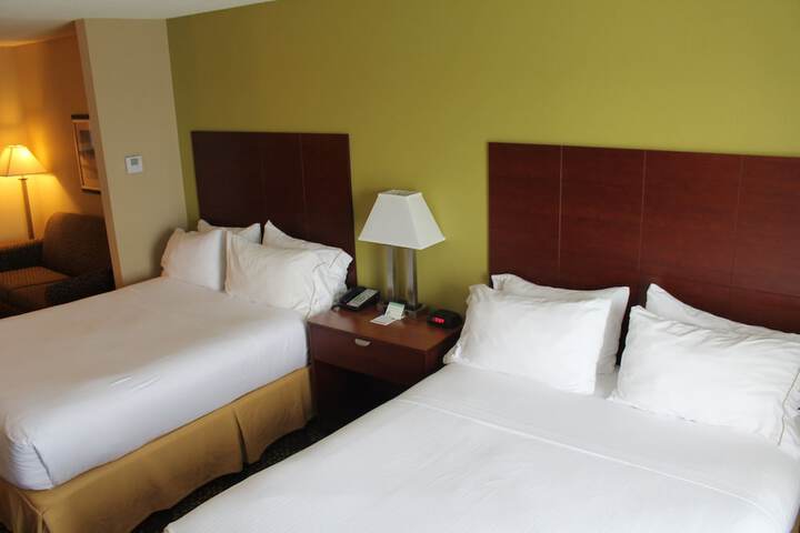 Holiday Inn Express & Suites Starkville by IHG
