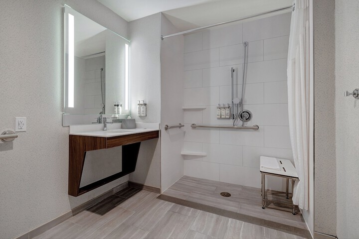 Holiday Inn Express & Suites Glendale Downtown by IHG