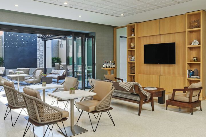 Lounge 70 of 82