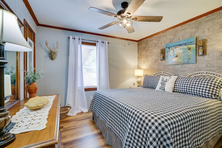 Oak Island Vacation Rental w / Decks Walk to Beach