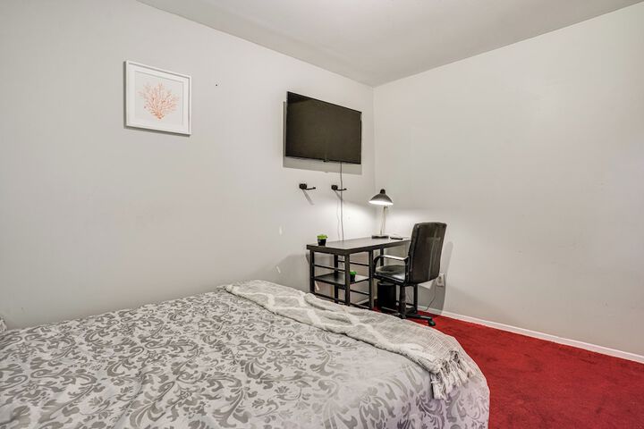 8 Mi to Long Beach: Cozy Apt w / Fenced Yard!