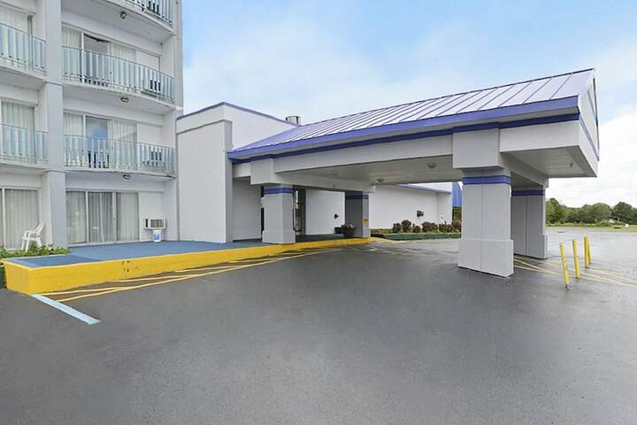 Howard Johnson by Wyndham Benton Harbor / St. Joseph