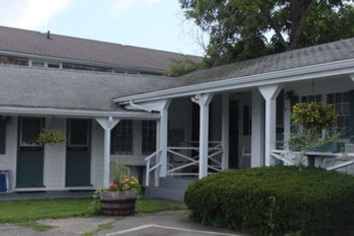 Sheas Riverside Inn & Motel