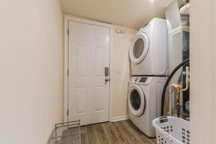 2 Blocks from Beach-Sleeps 16