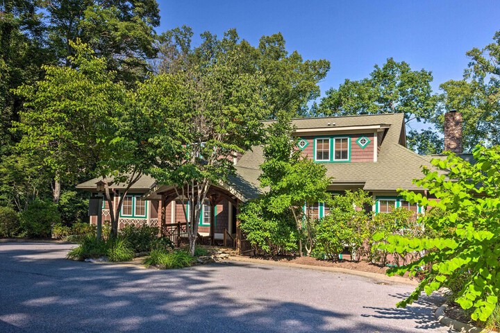 Mountain Air Condo w / Deck & Views Pets Welcome!
