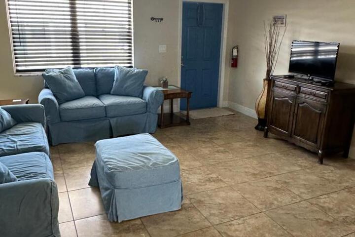 Waterfront corner 2 / 1 Apt
