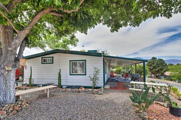 6 Mi to Old Town Panoramic Views: Cottonwood Gem!